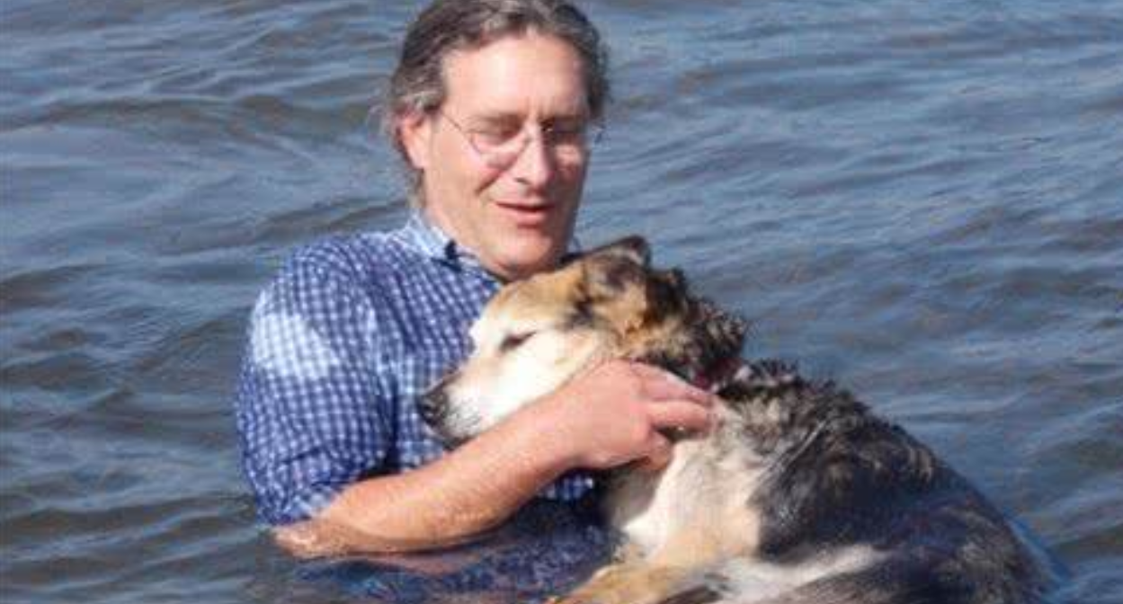 Heartbreaking: 20-Year-Old Dog with Arthritis, Vet Suggests Euthanasia, but Owner Refuses—Every Day, He Holds His Pup Close for Hydrotherapy: "Daddy, I Love You"