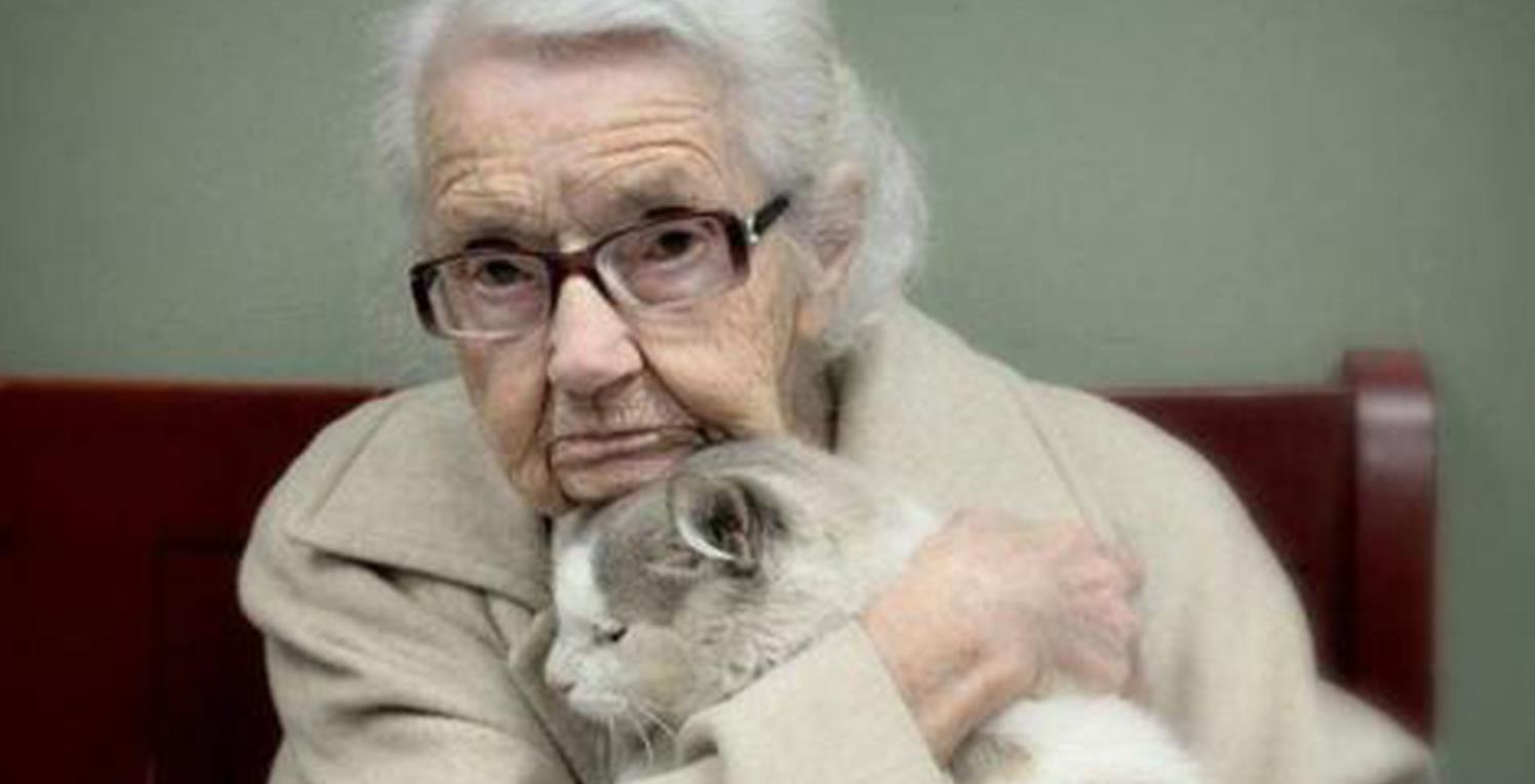 101-Year-Old Woman Adopts a 20-Year-Old Cat – The Sweetest Bond!